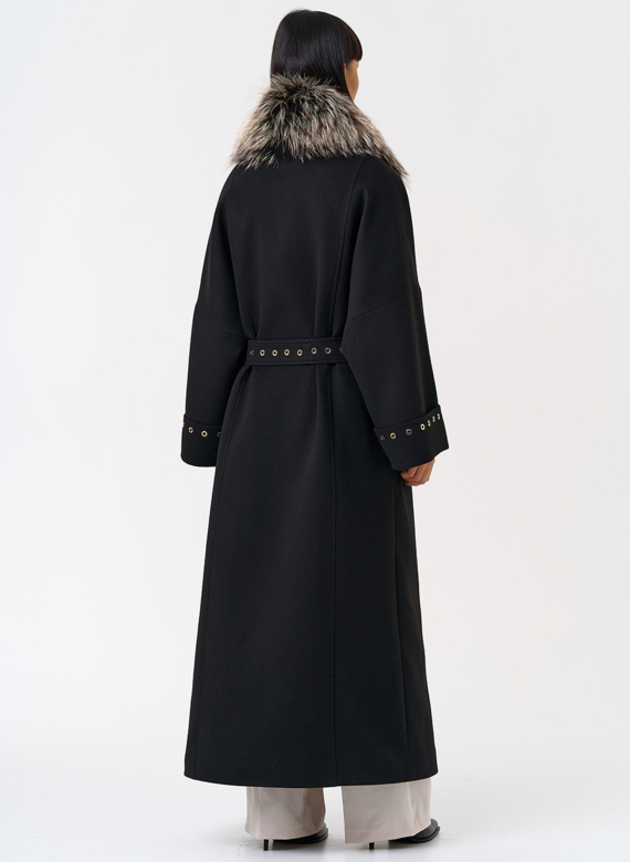 Утепленное женское пальто с английским воротником из меха лисы
