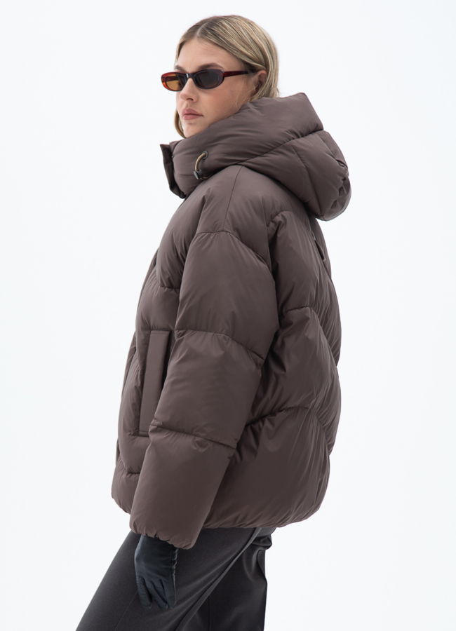 фото Женский пуховик коричневого цвета с капюшоном модель № 31129