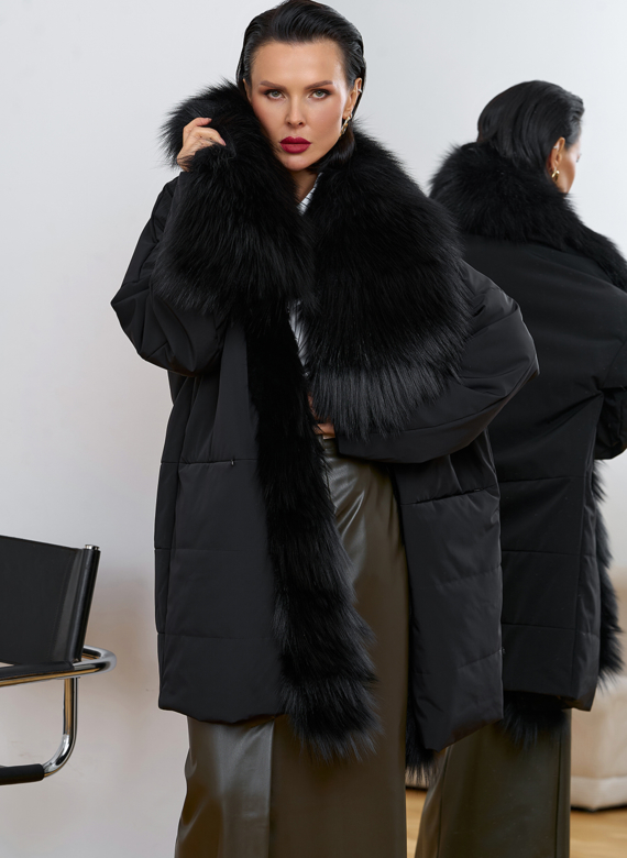 Женское зимнее полупальто черного цвета с мехом лисы