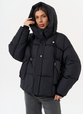 Женский пуховик черного цвета с капюшоном