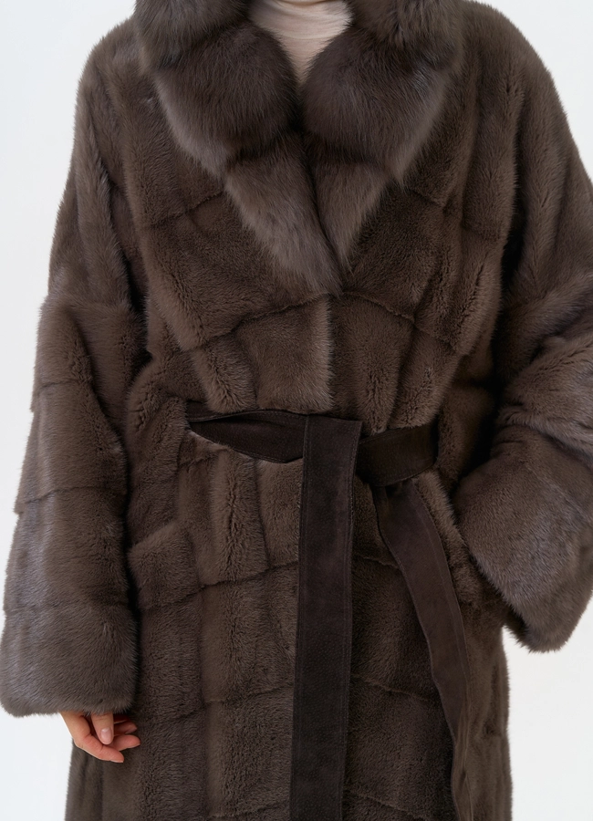 Длинная шуба из меха норки с капюшоном из меха куницы модель № 34403 универмаг малина фото