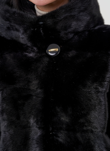 Шуба из норки с капюшоном черного цвета