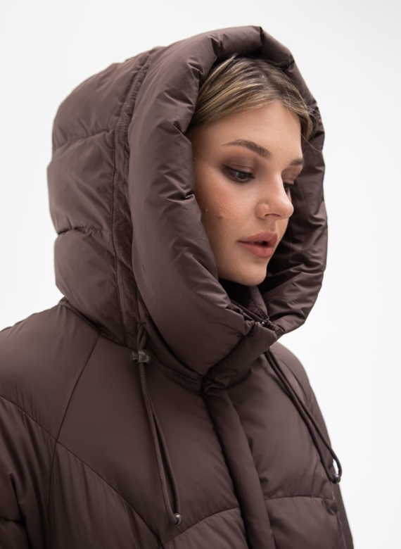 Женский пуховик с капюшоном и поясом