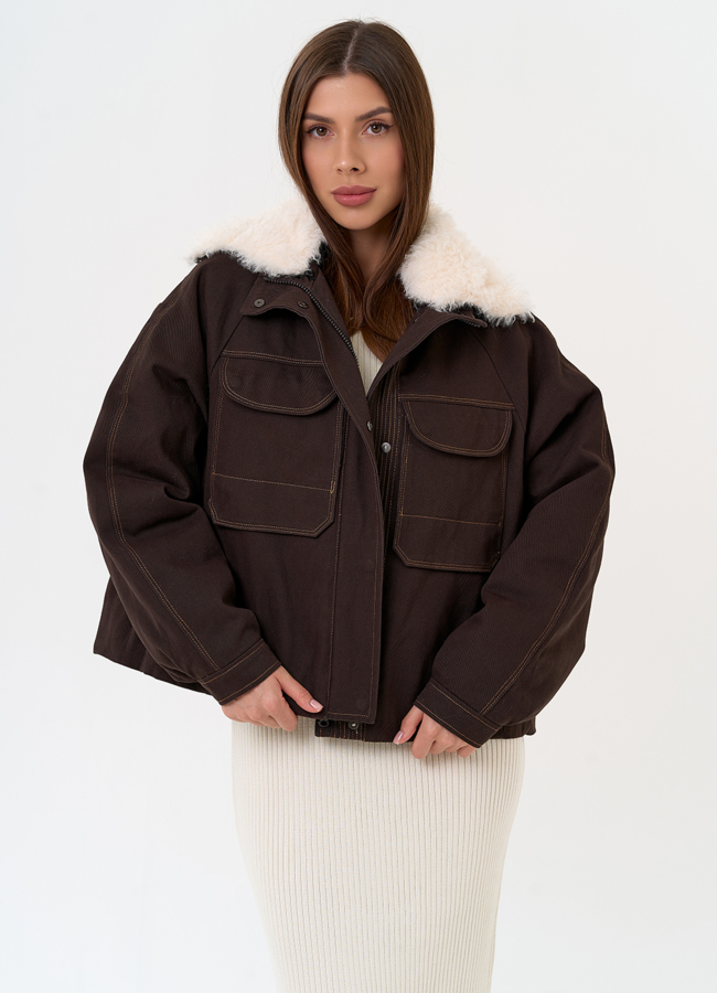 Укороченный пуховик с отделкой из эко меха модель № 31584 меха малина