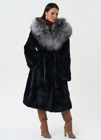Шуба из меха кролика с капюшоном из чернобурки