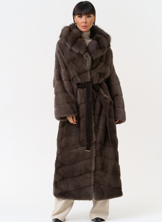 Длинная шуба из меха норки с капюшоном из меха куницы