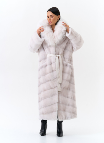 Белая шуба из меха норки с капюшоном из меха енота