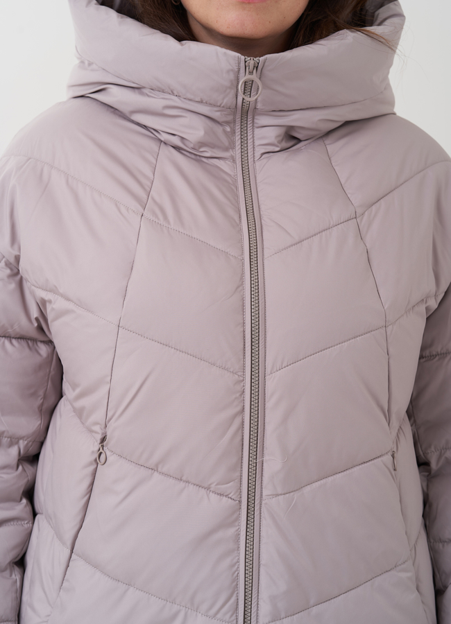 Женский пуховик с капюшоном бежевого цвета  модель № 25715 универмаг малина