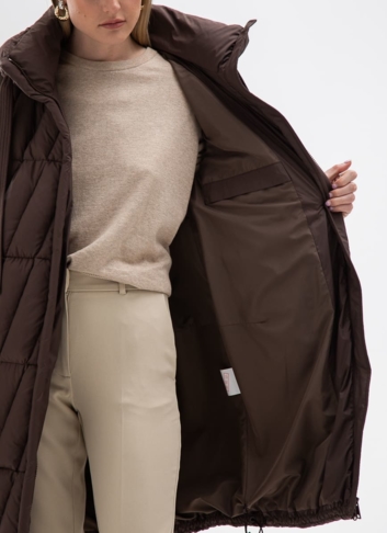 Женский пуховик коричневого цвета с капюшоном