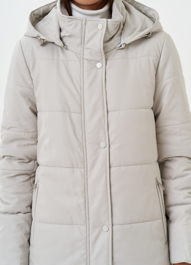 Светлый пуховик из эко кожи  модель № 27728 в рассрочку