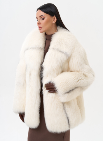 Белая куртка из лисы