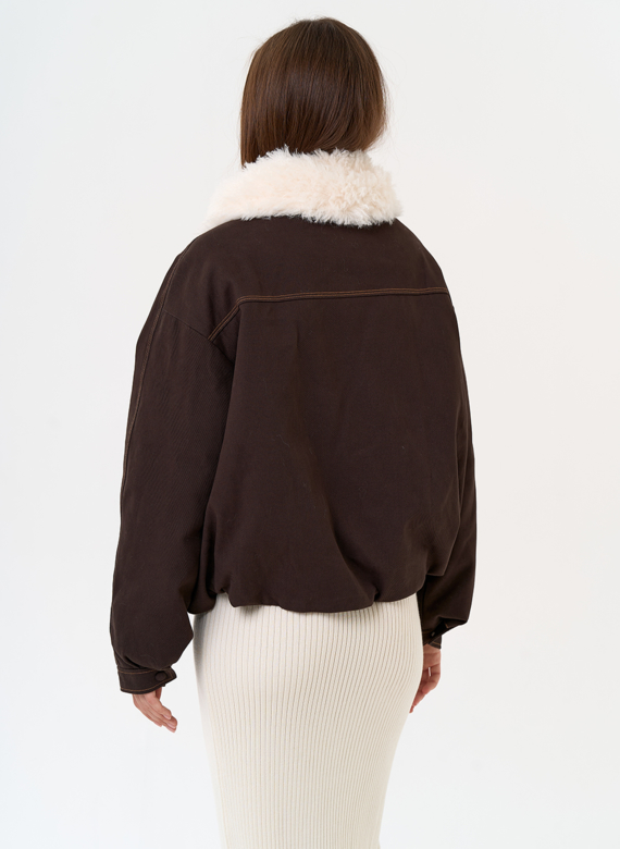 Укороченный пуховик с отделкой из эко меха