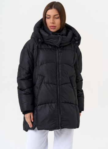 Женский пуховик черного цвета с капюшоном