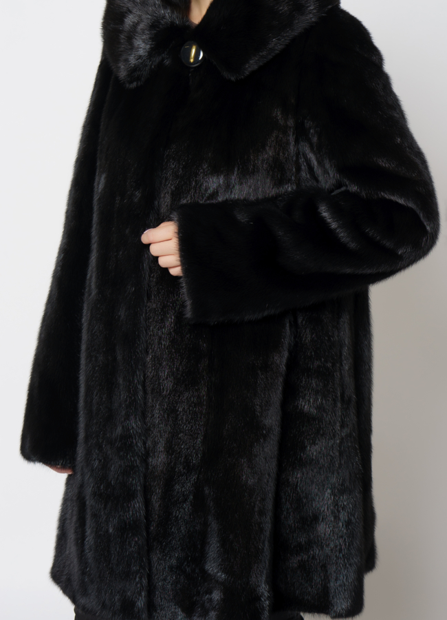 Шуба из норки с капюшоном черного цвета модель № 26226 универмаг малина